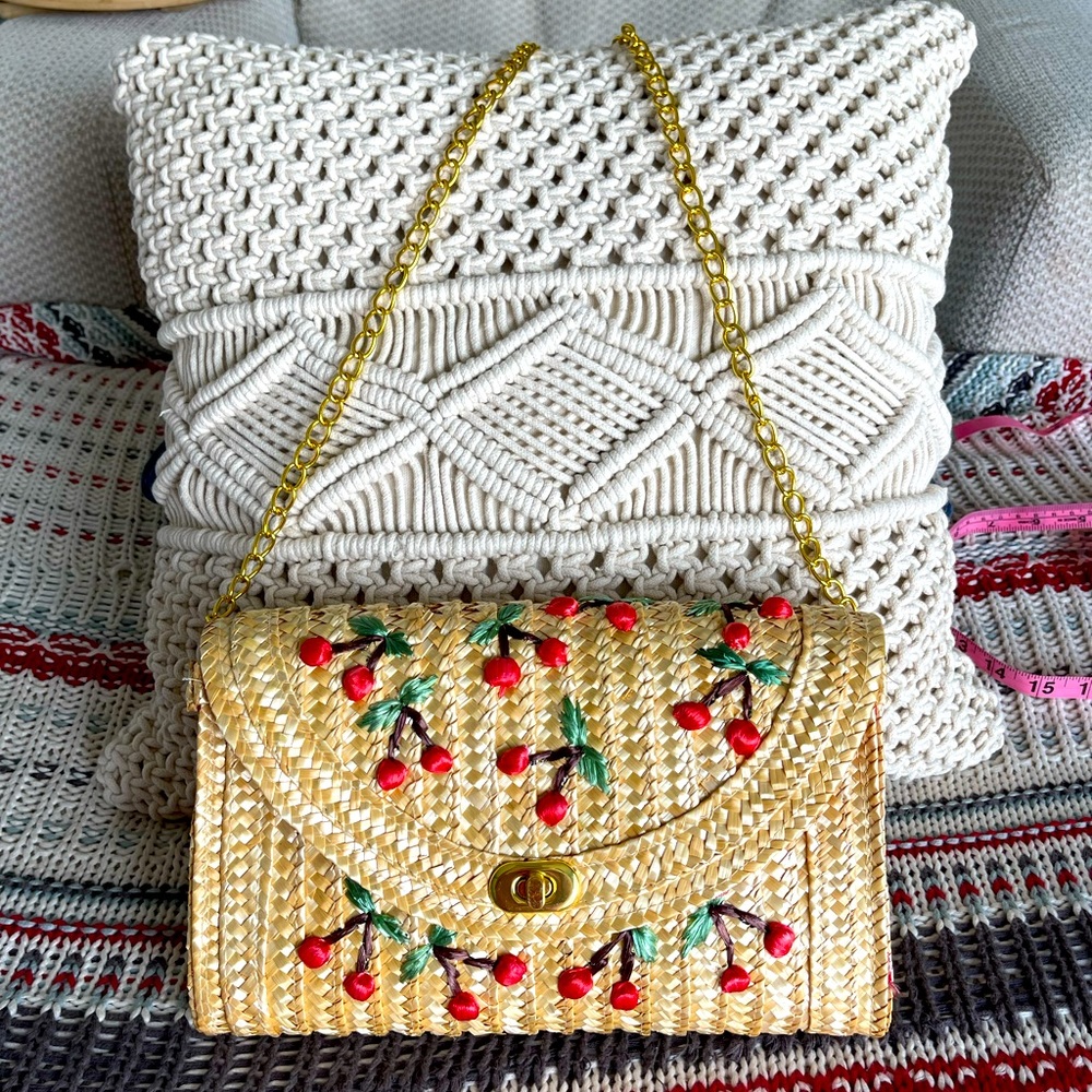 Raffia clutch with gold chain